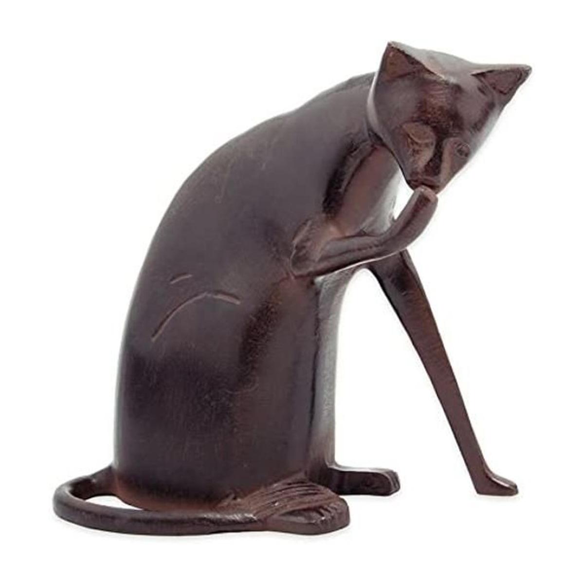 Escultura de gato grande