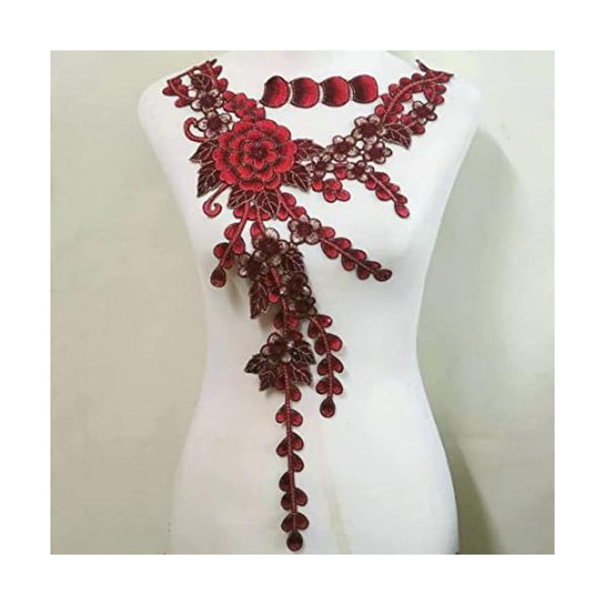 collar rojo de encaje